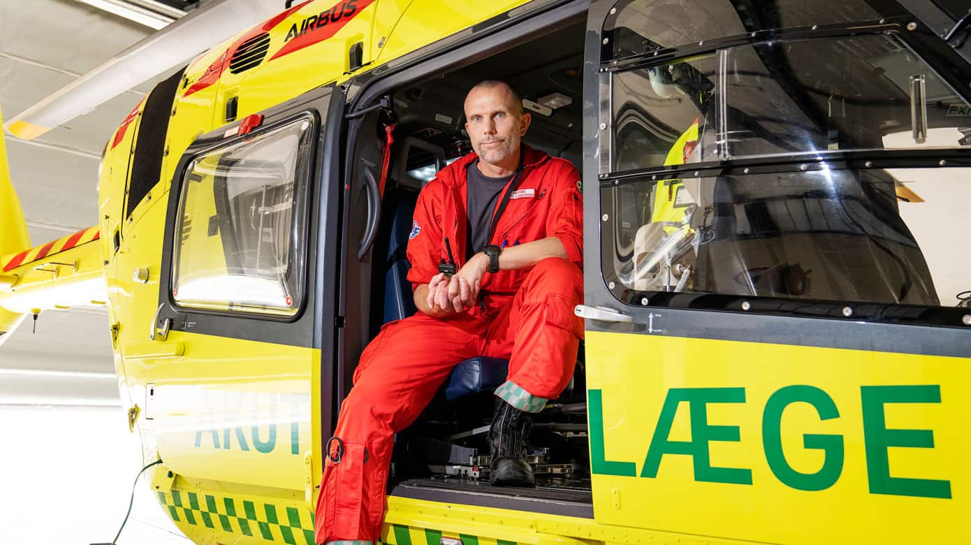 Lasse Høgh Andersen foran lægehelikopteren på flyvebasen i Ringsted. Foto: Claus Bech.