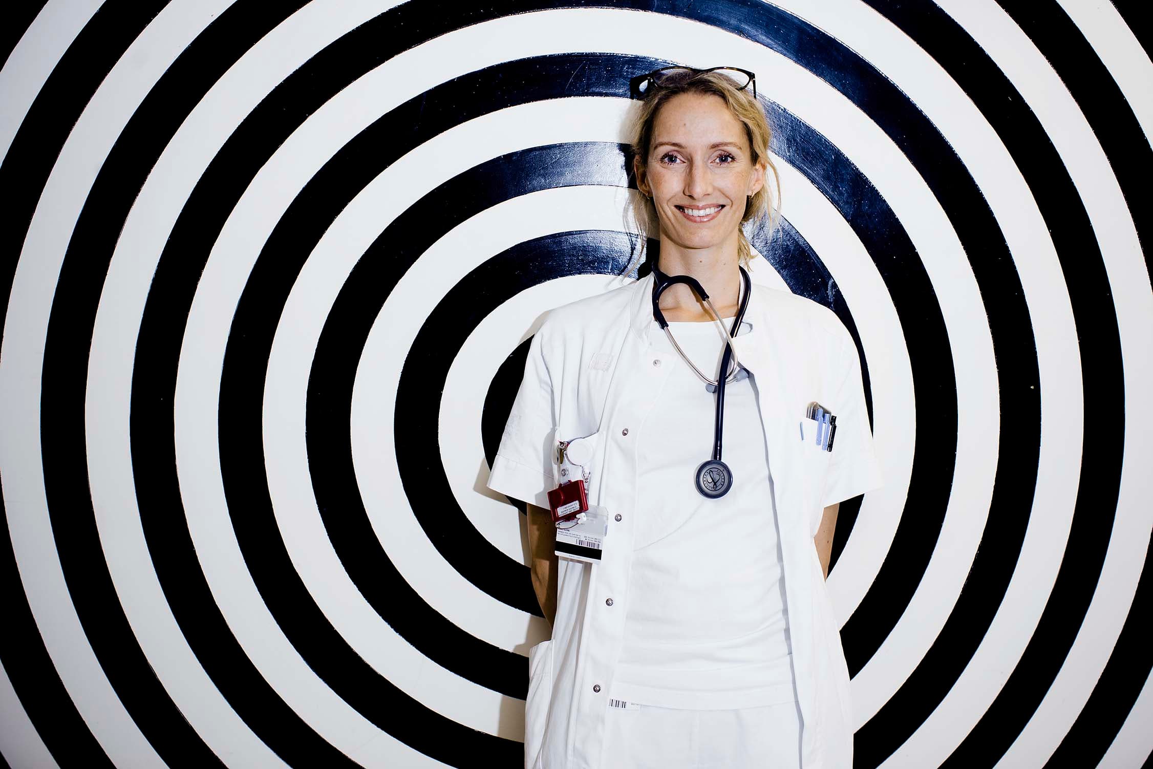 Louise Lang Lehrskov forsker i, om fjernelse af den venstre side af tyktarmen som en del af behandlingen for tyktarmskræft og den efterfølgende behandling med kemoterapi ændrer blodsukkerreguleringen på en måde, der kan øge risikoen for senere type 2-diabetes. Foto: Claus Boesen 