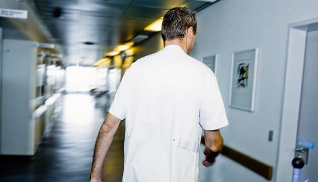 Travlhed er sjældent årsag til udbrændthed hos læger. Men faktorer i organiseringen af arbejdet, kan føre til det. Derfor er forbedring af arbejdsmiljøet en ledelsesopgave, viser forskning. Foto: Claus Boesen.