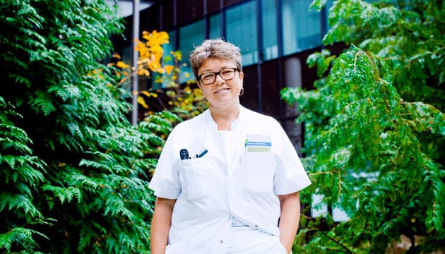 Hvordan agerer man som cheflæge, når APV’erne blinker rødt? Line Lunde Larsen fra Herlev Hospital holder fokus på faglighed, supervision og uddannelse. Foto: Claus Boesen