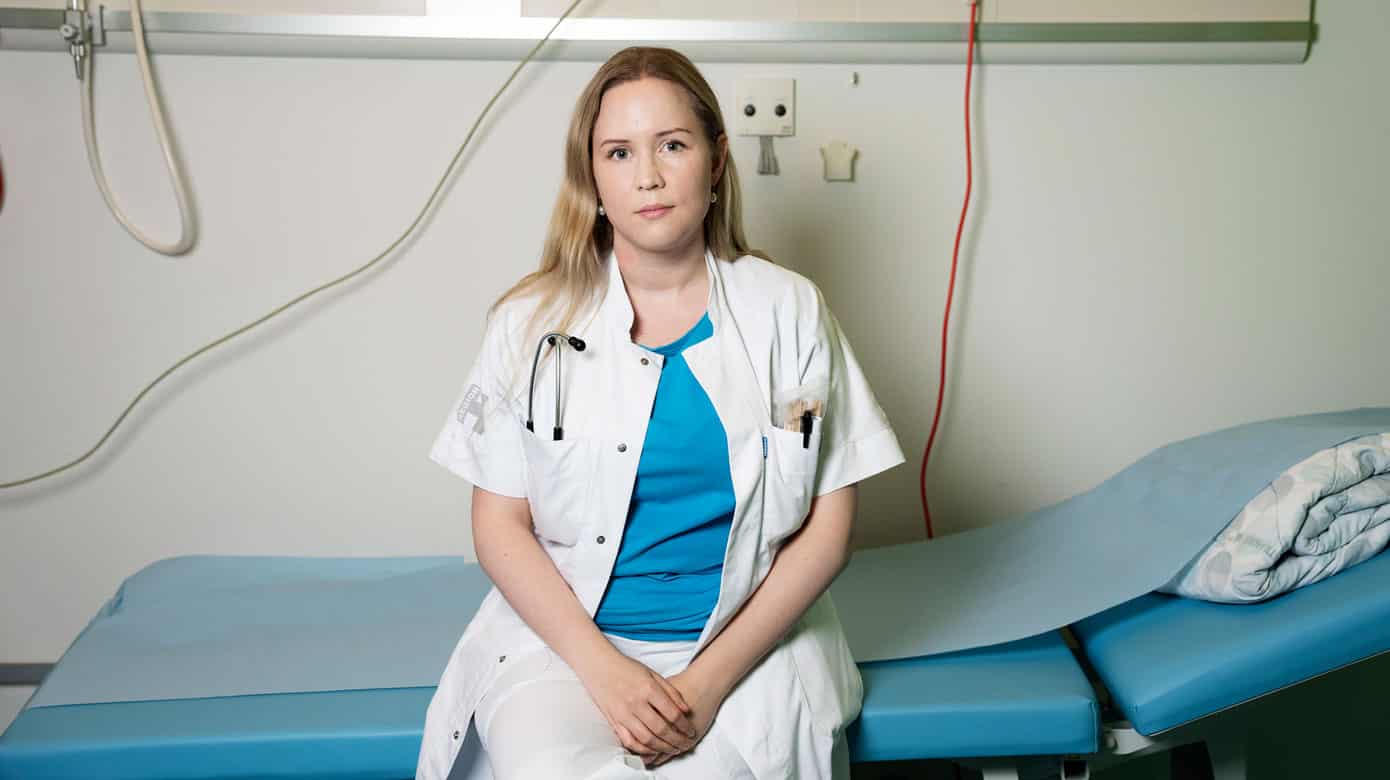 Efter år med sygdom, afslag og mistet håb er Mette Lodahl i dag ansat i en introstilling på en travl afdeling med »højt til loftet«. Foto: Claus Bech